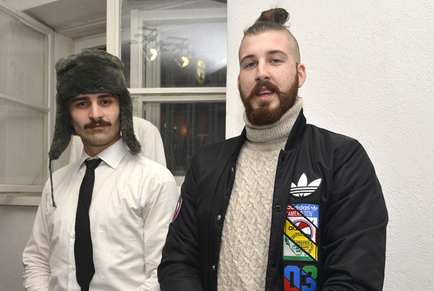 Бели ипак на листићу
